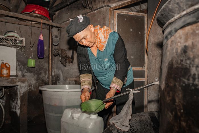 Theo người làm nghề, mỗi mẻ nấu từ 75 kg nguyên liệu thường cho khoảng 30 lít rượu thành phẩm.