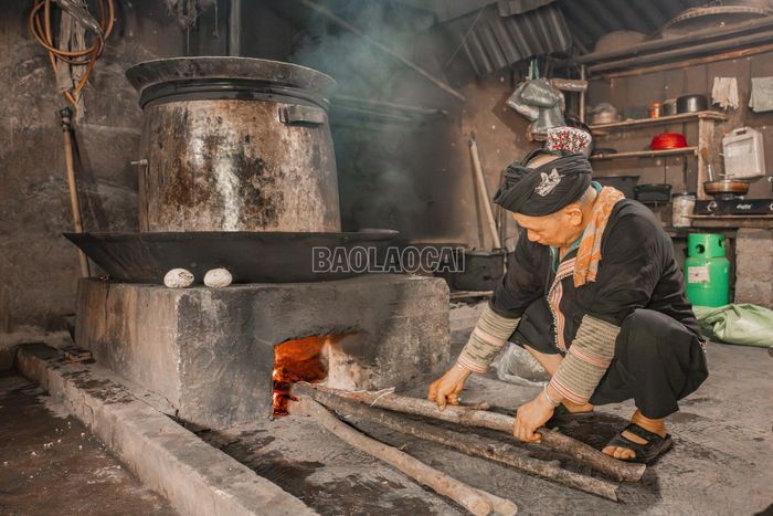 Khi nồi chưng được đậy kín, bếp lửa lại đỏ lửa suốt 3 - 4 giờ. Người nấu phải giữ lửa vừa đủ, bởi quá lớn sẽ làm bỗng rượu cháy khê, còn quá nhỏ thì hơi rượu lên chậm, ảnh hưởng đến chất lượng thành phẩm.