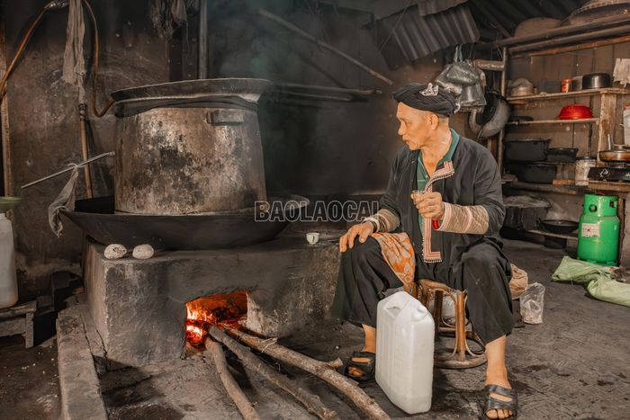 Qua bao thế hệ, hương men lá vẫn âm thầm hiện diện trong đời sống của người Dao Cốc San. Mỗi giọt rượu không chỉ lưu giữ hương vị của núi rừng, mà còn chứa đựng ký ức, kinh nghiệm và niềm tự hào về một nghề truyền thống đang được gìn giữ giữa nhịp sống hôm nay.