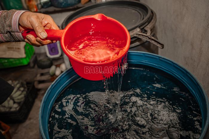 Từ những hạt ngô, hạt thóc và các vị thuốc của núi rừng, người Dao Cốc San đã khéo léo tạo nên những giọt rượu trong veo, mang theo hương men và dấu ấn văn hóa đặc sắc.