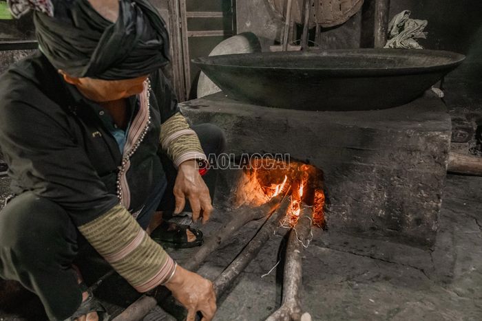 Dưới chảo ngô, bếp củi phải luôn đỏ lửa. Người nấu liên tục thêm củi, điều chỉnh nhiệt để ngô chín đều mà không bén đáy, không khê. Giữa gian bếp đặc mùi khói, kinh nghiệm được thể hiện qua cách nhìn ngọn lửa, nghe tiếng nước sôi và kiểm tra độ nở của từng hạt ngô.