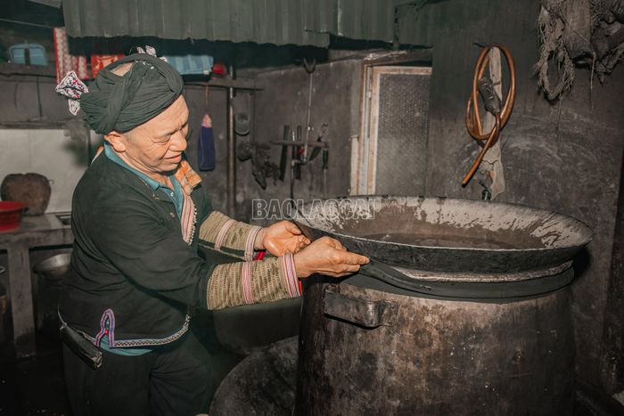 Trước khi nhóm lửa, người nấu kiểm tra những khe hở, sử dụng khăn hoặc dải cao su quấn chặt, bịt kín để hơi rượu không thoát ra ngoài, làm giảm sản lượng và ảnh hưởng hương vị.