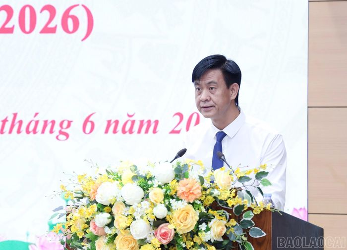 Đồng chí Phan Trung Bá - Phó Chủ tịch UBND tỉnh phát biểu làm rõ một số ý kiến của đại biểu tại kỳ họp liên quan đến lĩnh vực xây dựng, nông nghiệp và môi trường.
