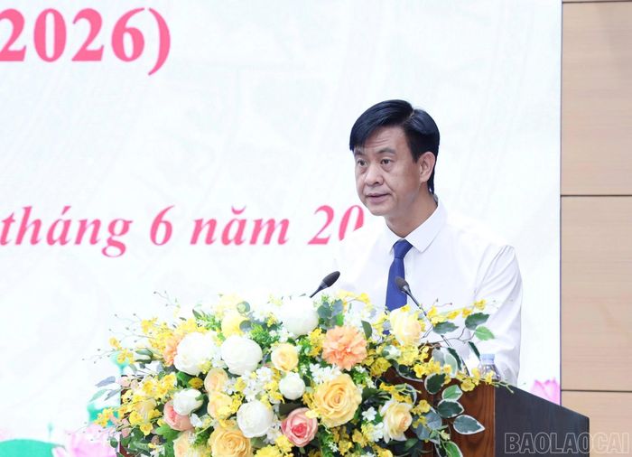 Đồng chí Phan Trung Bá - Phó Chủ tịch UBND tỉnh phụ trách lĩnh vực liên quan trực tiếp giải đáp các nội dung đại biểu thắc mắc.