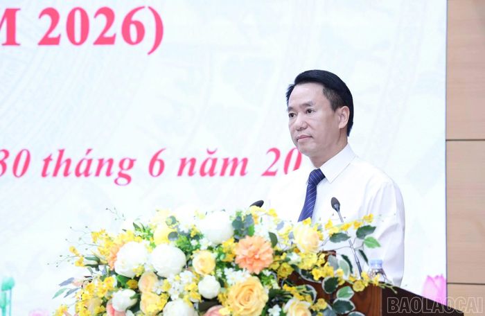 Giám đốc Sở Giáo dục và Đào tạo Luyện Hữu Chung trả lời chất vấn.