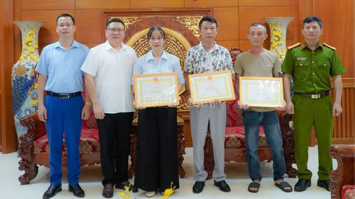 Trao Giấy khen cho 3 cá nhân.