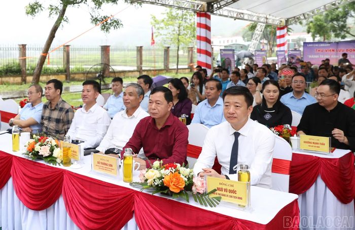 Đại biểu dự buổi lễ.