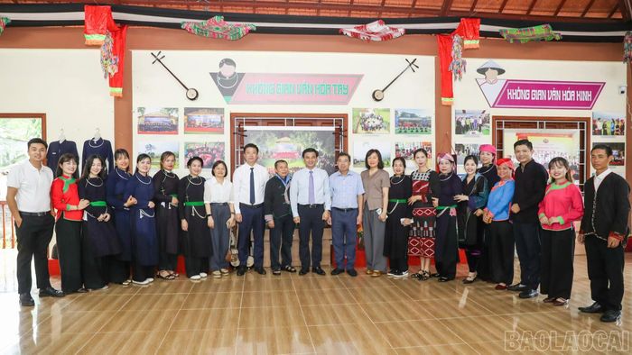 Các đại biểu tham quan không gian trưng bày văn hóa các dân tộc.