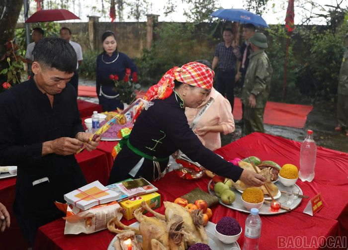 Các đại biểu và Nhân dân dâng hương tại Đền Tượng.