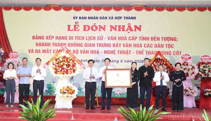 Lãnh đạo xã Hợp Thành đón nhận Bằng di tích lịch sử cấp tỉnh Đền Tượng.