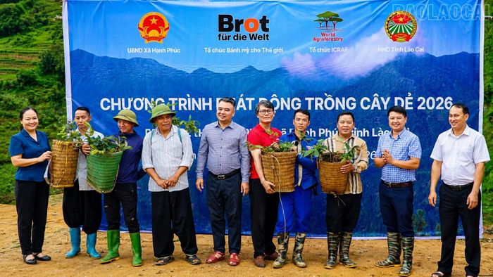 Lãnh đạo Hội Nông dân tỉnh, xã Hạnh Phúc và Tổ chức Nghiên cứu nông - lâm quốc tế trao cây cho người dân.