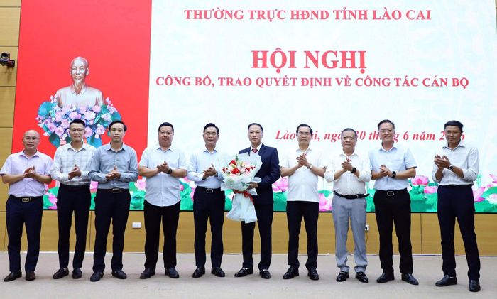 Lãnh đạo Đảng ủy, HĐND, UBND xã Mường Bo tặng hoa chúc mừng đồng chí Nguyễn Xuân Trí.
