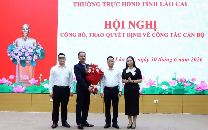 Lãnh đạo Văn phòng Đoàn ĐBQH và HĐND tỉnh tặng hoa chúc mừng đồng chí Nguyễn Xuân Trí.