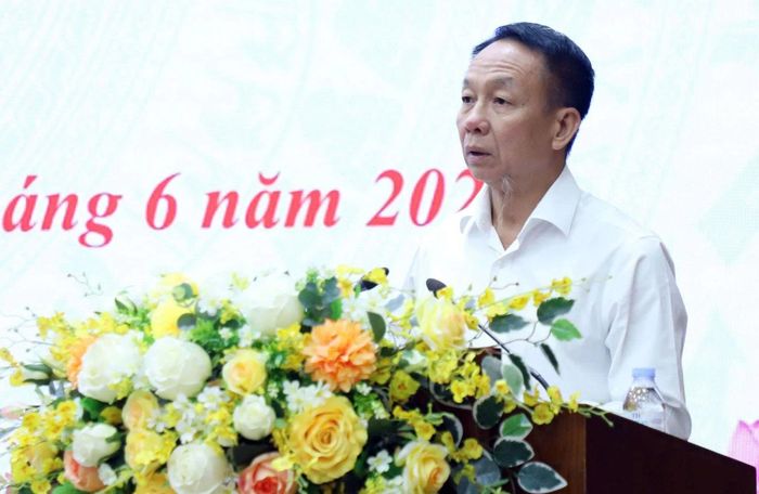 Đồng chí Vũ Quỳnh Khánh - Ủy viên Ban Thường vụ Tỉnh ủy, Phó Chủ tịch Thường trực HĐND tỉnh chúc mừng và giao nhiệm vụ cho đồng chí Nguyễn Xuân Trí.