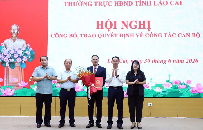 Đồng chí Vũ Quỳnh Khánh - Ủy viên Ban Thường vụ Tỉnh ủy, Phó Chủ tịch Thường trực HĐND tỉnh và các đồng chí Phó Chủ tịch HĐND tỉnh trao Quyết định của Thường trực HĐND tỉnh bổ nhiệm đồng chí Nguyễn Xuân Trí giữ chức vụ Phó Chánh Văn phòng Đoàn ĐBQH và HĐND tỉnh.