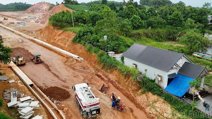 Dự án đường trục chính Cụm công nghiệp Phú Thịnh hiện còn vướng mắc tại vị trí hộ gia đình bà Mai Thị Hằng, tổ dân phố Lem, phường Văn Phú.