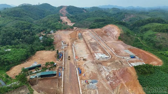 Ngay khi được bàn giao mặt bằng, nhà thầu nỗ lực tăng ca kíp để hoàn thành Dự án đường trục chính Cụm công nghiệp Phú Thịnh vào cuối năm nay.