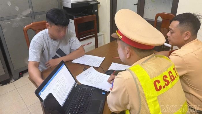 Lực lượng chức năng xử lý trường hợp vi phạm trật tự, an toàn giao thông.