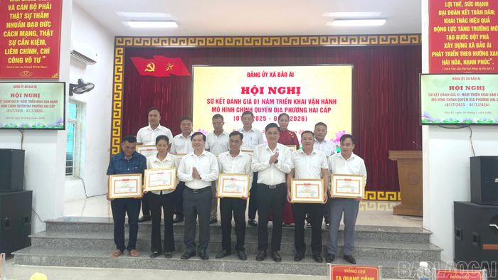 UBND xã Bảo Ái khen thưởng các tập thể, cá nhân có thành tích xuất sắc trong thực hiện mô hình chính quyền địa phương hai cấp.