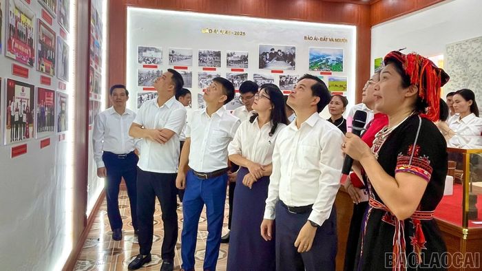 Các đại biểu thăm phòng truyền thống xã Bảo Ái.