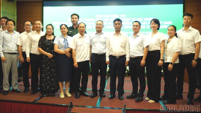 Các đại biểu hai địa phương trao quà và chụp ảnh lưu niệm.