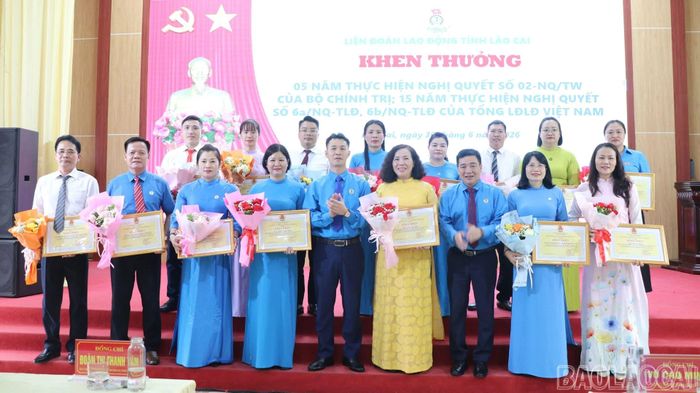 Các tập thể, cá nhân vinh dự được biểu dương, khen thưởng tại hội nghị.