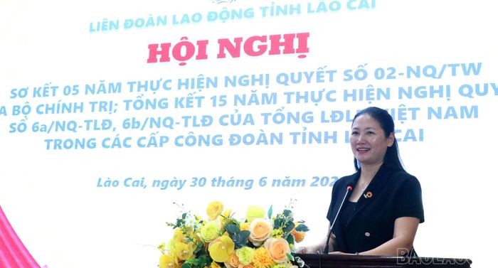 Đồng chí Đoàn Thị Thanh Tâm - Ủy viên Ban Chấp hành Đảng bộ tỉnh, Phó Trưởng Ban Thường trực Ban Tuyên giáo và Dân vận Tỉnh ủy phát biểu chúc mừng những kết quả đạt được của các cấp công đoàn tỉnh Lào Cai trong việc triển khai thực hiện các nghị quyết.