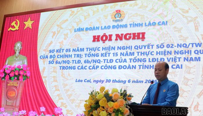 Các đại biểu phát biểu tham luận tại hội nghị.