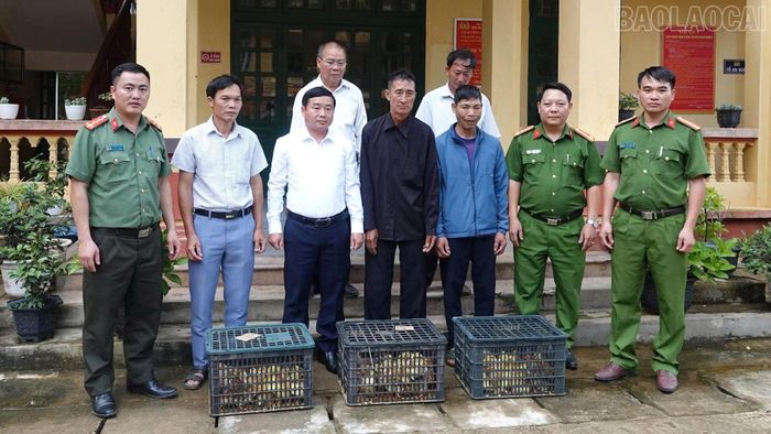 Trao gà giống, vịt giống hỗ trợ người sau cai nghiện trở về địa phương tại xã Khao Mang.