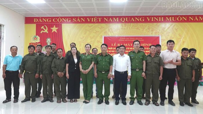 Các thành viên Ban Chỉ đạo thực hiện hai mô hình ra mắt tại buổi lễ.