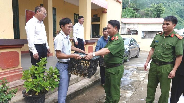 Người sau cai nghiện nhận hỗ trợ gà giống, vịt giống từ Công an xã Khao Mang.