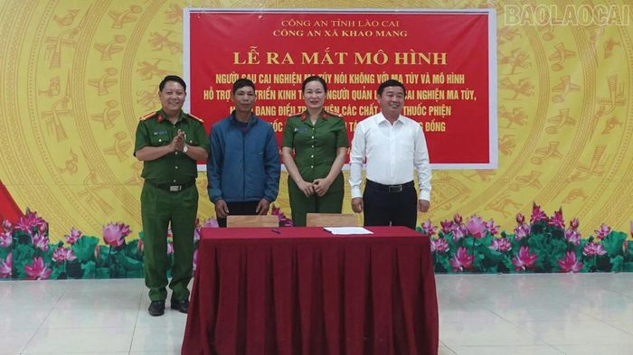 Ban Chỉ đạo xây dựng xã không ma túy xã Khao Mang ký cam kết thực hiện các mô hình.