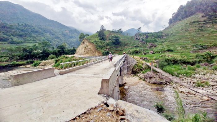 Hai cây cầu hoàn thành trước mùa mưa lũ năm nay giúp người dân đi lại thuận lợi, an toàn, không phải đi qua cầu treo như trước.