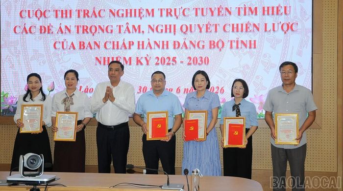 Đồng chí Hoàng Giang - Phó Bí thư Thường trực Tỉnh ủy, Chủ tịch HĐND tỉnh chúc mừng các cá nhân đoạt giải.