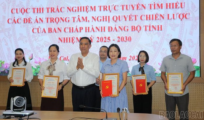 Đồng chí Hoàng Giang - Phó Bí thư Thường trực Tỉnh ủy, Chủ tịch HĐND tỉnh trao giải nhất cho cá nhân đoạt giải.