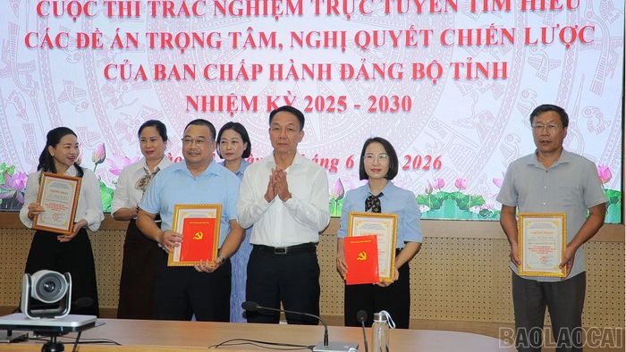 Đồng chí Vũ Quỳnh Khánh - Phó Chủ tịch HĐND tỉnh trao giải nhì cho các cá nhân.