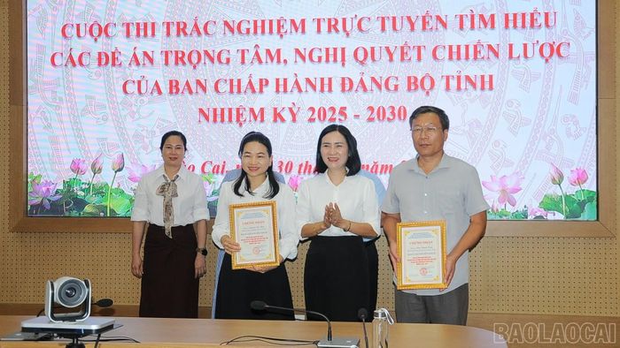Ban tổ chức trao giải cho các tập thể, cá nhân đạt giải.