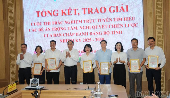 Ban tổ chức cuộc thi trao cho các tập thể có thành tích xuất sắc.
