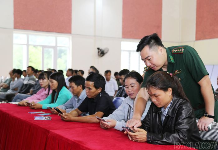 Cán bộ, chiến sĩ trực tiếp hướng dẫn người dân thực hành kỹ năng số cơ bản.