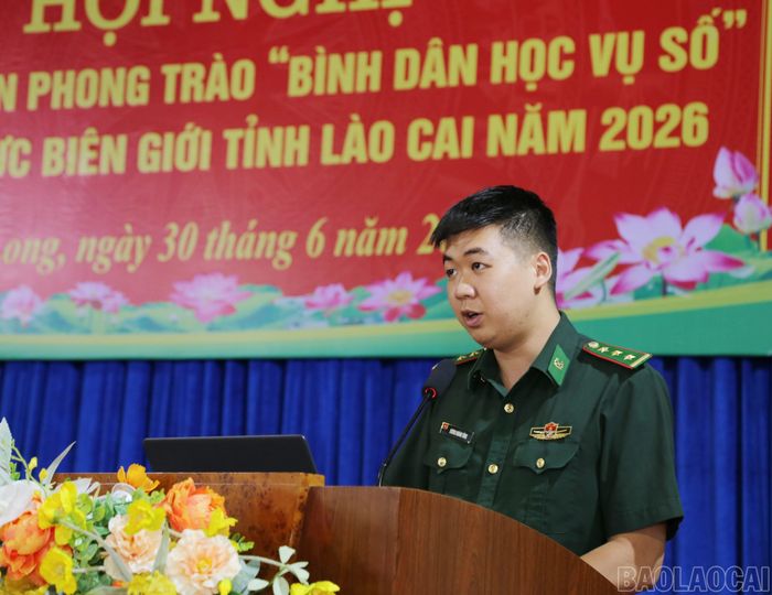 Cán bộ Ban Chỉ huy Bộ đội Biên phòng tỉnh tuyên truyền phong trào "Bình dân học vụ số".