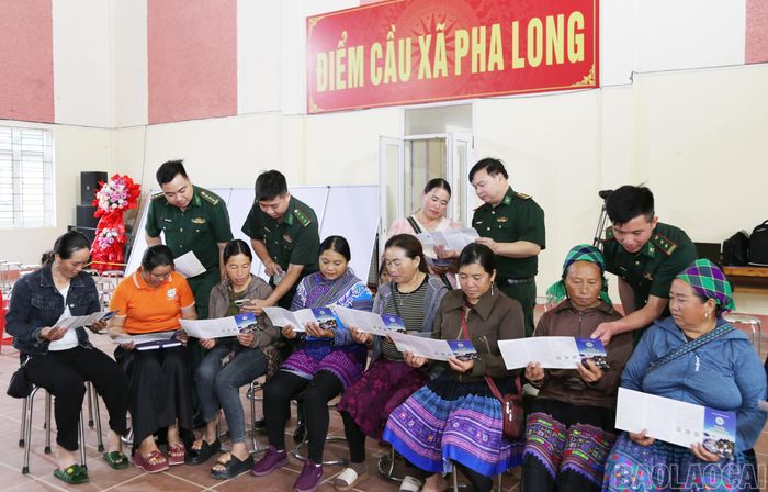 Phát tờ rơi tuyên truyền pháp luật đến người dân.