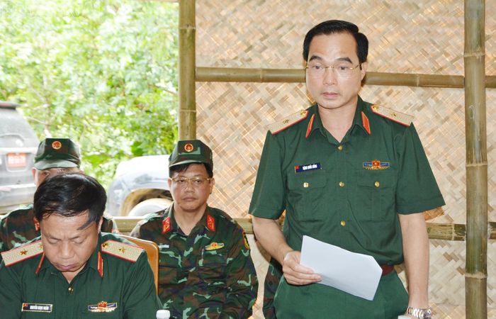 Thiếu tướng Đặng Quốc Đồng - Ủy viên Ban Thường vụ Tỉnh ủy, Chỉ huy trưởng Bộ CHQS tỉnh báo cáo kết quả thực hiện nhiệm vụ.