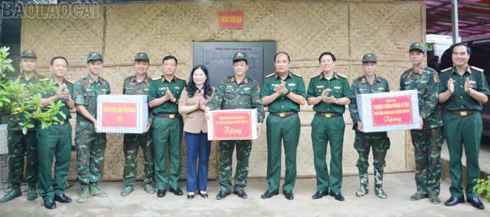 Đoàn kiểm tra Bộ Tổng tham mưu, Quân khu 2t và ỉnh Lào Cai tặng quà các đơn vị thực hiện nhiệm vụ.