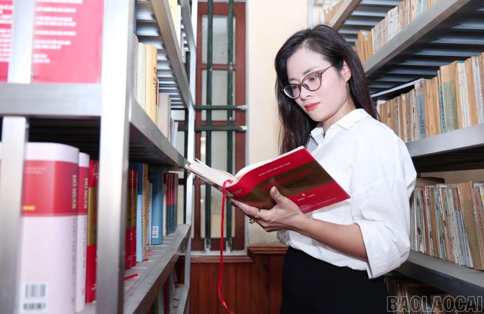 Chị Đỗ Thu Hằng - giảng viên Khoa Lý luận cơ sở, Trường Chính trị tỉnh nghiên cứu tài liệu, xây dựng bài thuyết trình chuẩn bị tham gia vòng chung khảo Hội thi Báo cáo viên, Tuyên truyền viên giỏi tỉnh Lào Cai năm 2026.