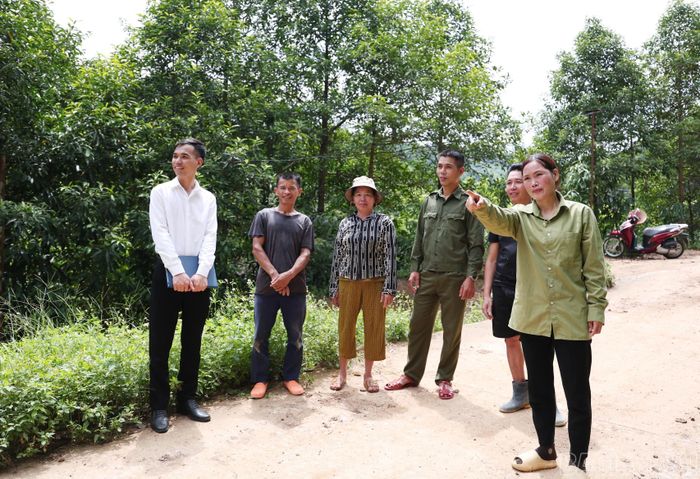 Anh Nguyễn Hoàng Dương (áo trắng) tìm hiểu thực tế tại cơ sở để bổ sung minh chứng sinh động cho chuyên đề thuyết trình.