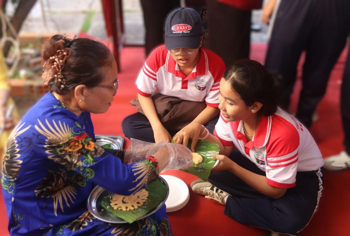 Học sinh được nghệ nhân hướng dẫn thực hành nặn bánh gừng truyền thống của dân tộc Chăm