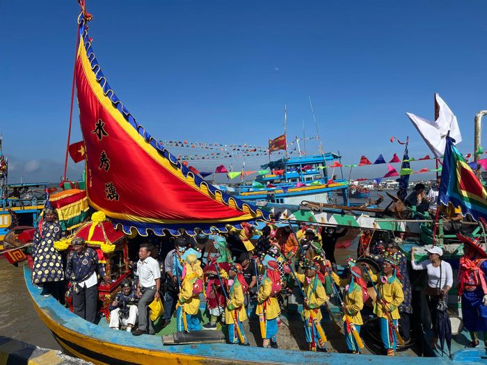 Lễ hội Cầu ngư được ngư dân Phan Thiết tổ chức cầu cho mưa thuận, gió hòa