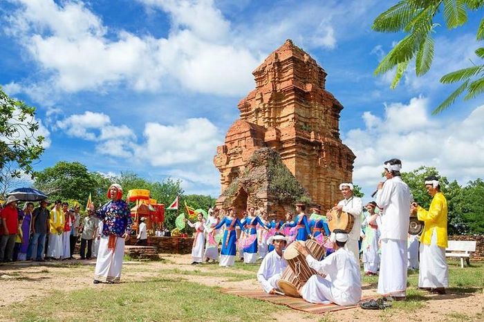 Lễ hội truyền thống Katê thu hút đông đảo người dân và du khách ghé thăm. Ảnh minh họa