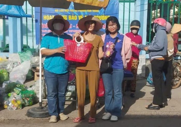 Hội Phụ nữ phường với hoạt động đổi rác thải nhựa