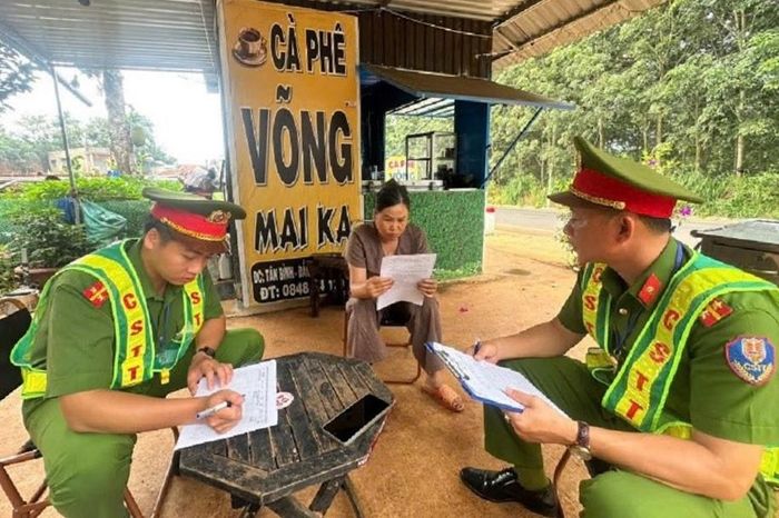 76 hộ kinh doanh dọc hai bên tuyến tỉnh lộ 682 đi qua địa bàn xã Đắk Song đã ký cam kết chấp hành nghiêm các quy định của pháp luật về ATGT